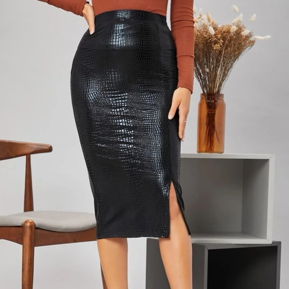 Black Faux Leather Croc Slit Skirt in M - Picture 5 of 6